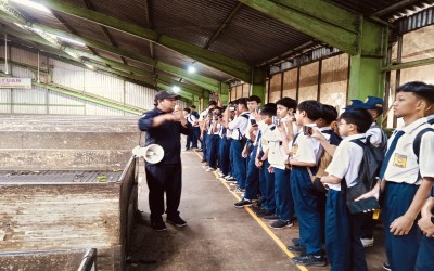 Outing Class SMP Muhammadiyah 1 Wonosobo ke Pabrik Teh Tambi: Menjelajahi Proses Pembuatan Teh dan Sejarahnya